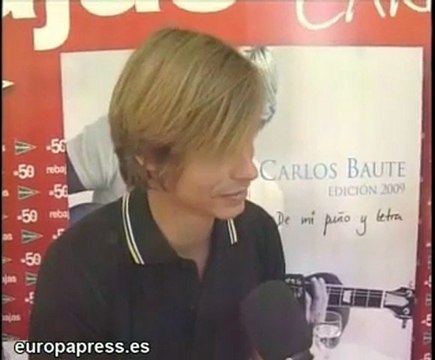 Carlos Baute firma discos rodeado de fans