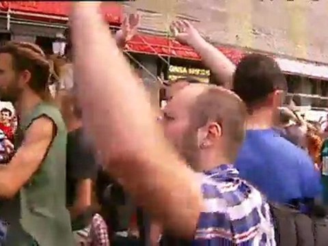 TV3 - Telenotícies - 87 ferits lleus i un detingut en el desallotjament de plaça Catalunya