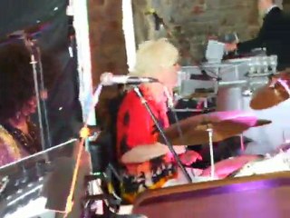 l'orchestre MADDOX au Chateau de MAILLEN avec  Alain  au Chant et percussion    vid 8