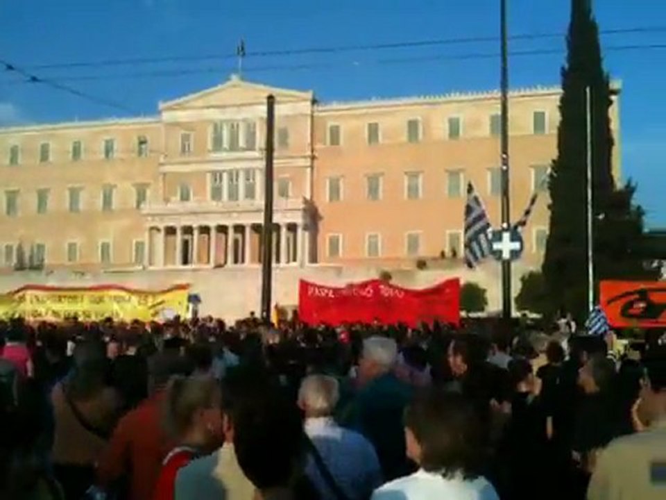 Αγανακτισμένοι πολίτες μένουν στο Σύνταγμα