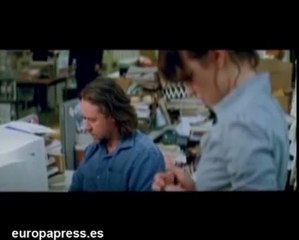 Crowe reta a una periodista