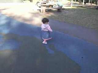 Beyza parkta hem yuruyor hem emekliyor