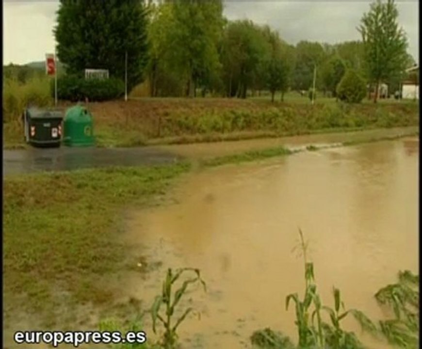Las lluvias cortan una carretera en Vizcaya