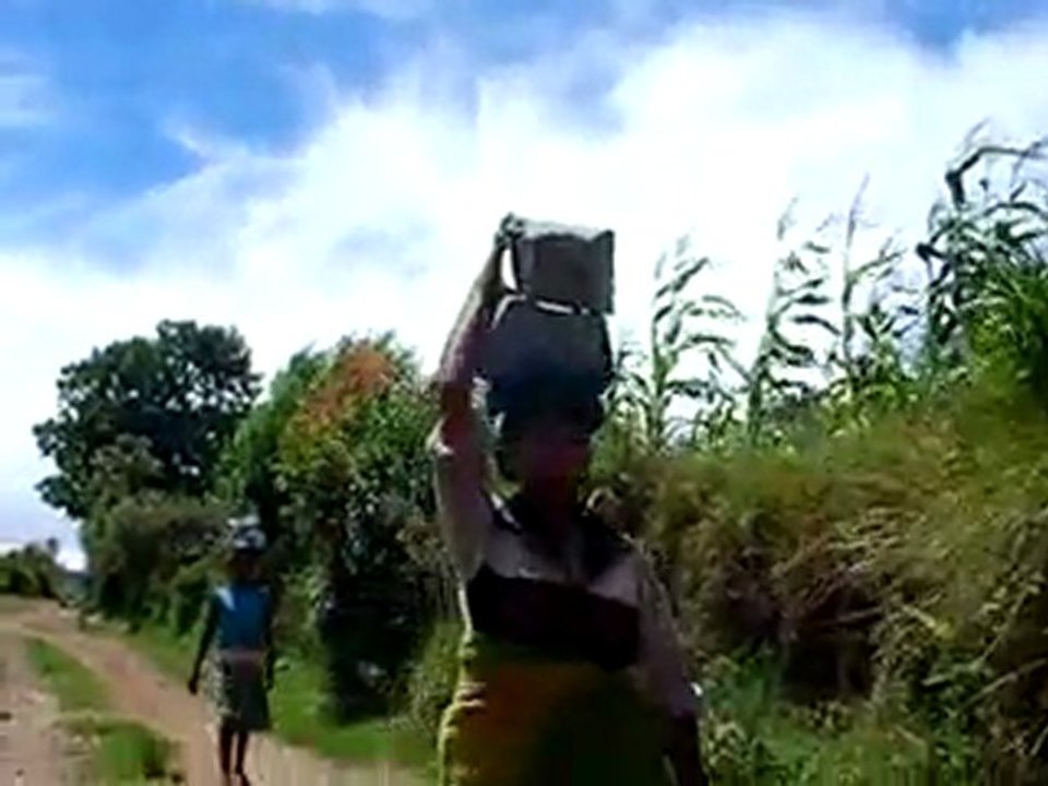 MADAGASCAR.Porteuses de pierres à Antoetra.