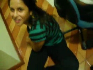 Roberta Rougemont comendo biscoito do chão!