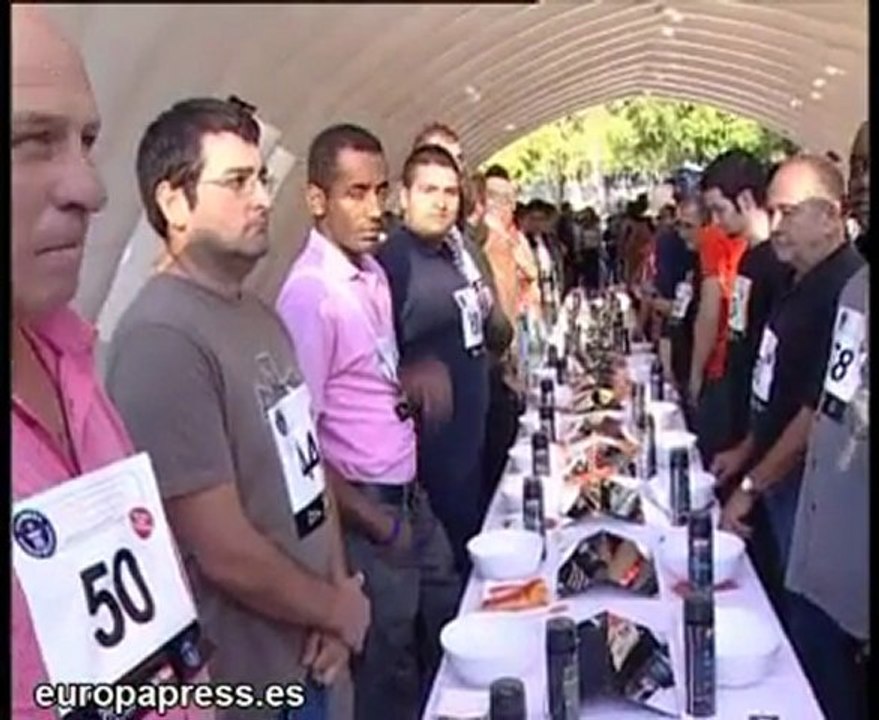 EL RECORD GUINNESS DE HOMBRES AFEITÁNDOSE