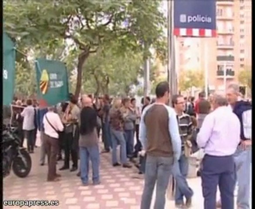 Agricultores concentrados frente a la comisaría