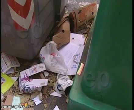 Expedientes del Clinic junto a un contenedor