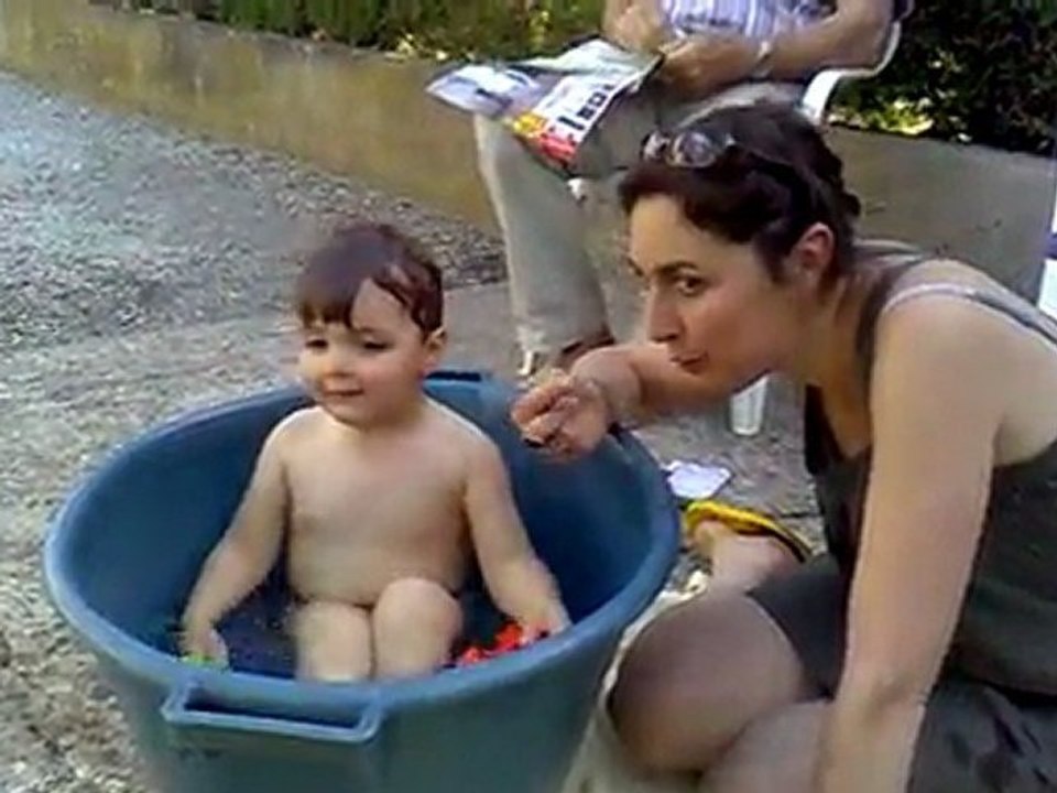 Martin se baigne dehors à Périgueux