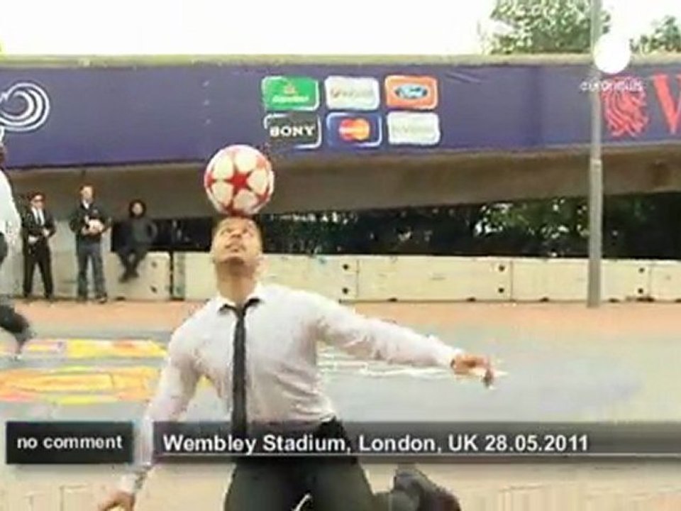 Spectacle de rue avant la finale de la... - no comment