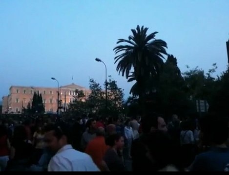 Δεκάδες Χιλιάδες Πολίτες Στο Σύνταγμα