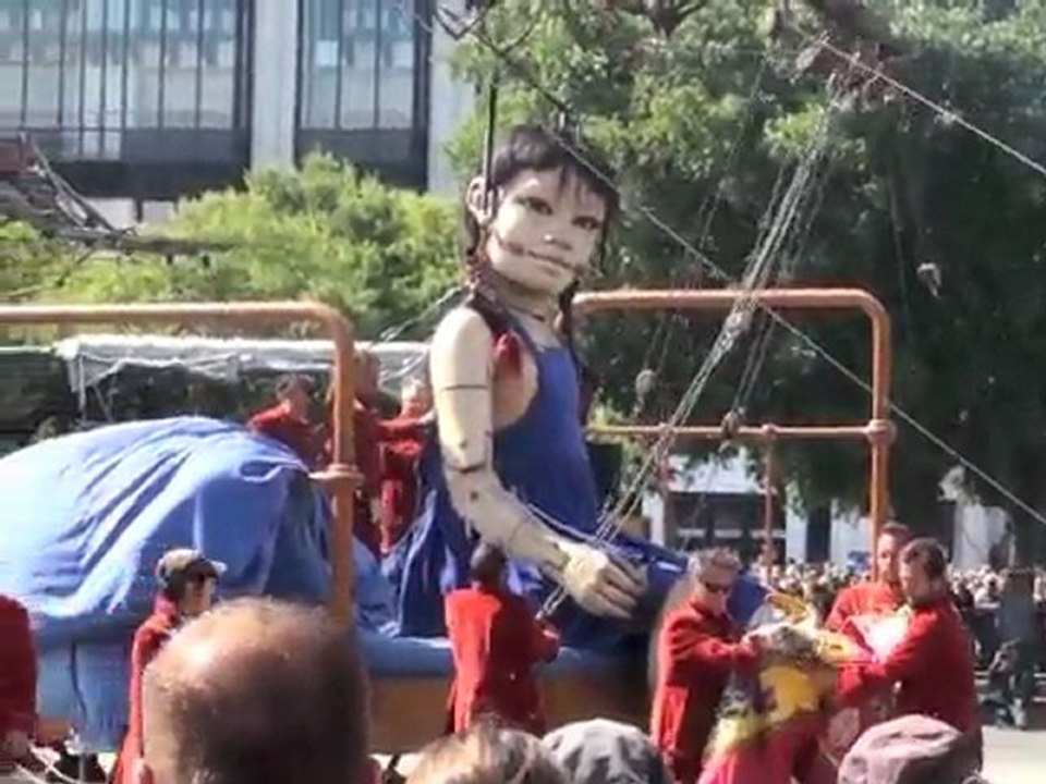 Royal de Luxe -4- 27/05/11 Nantes petit géante & Xolo