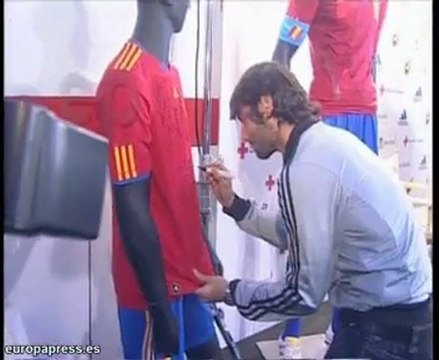 La selección española anima a donar sangre