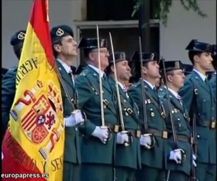 Rubalcaba entrega la bandera a Guardia Civil