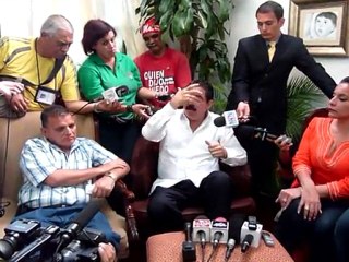 Zelaya habla con la prensa en Tegucigalpa