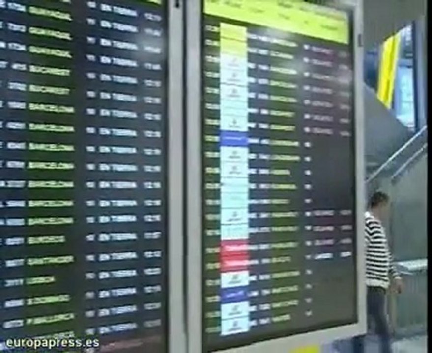 Barajas funciona despues de huelga controladores