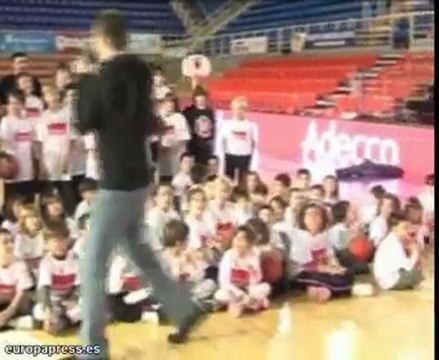 Los niños dan sus primeras canastas