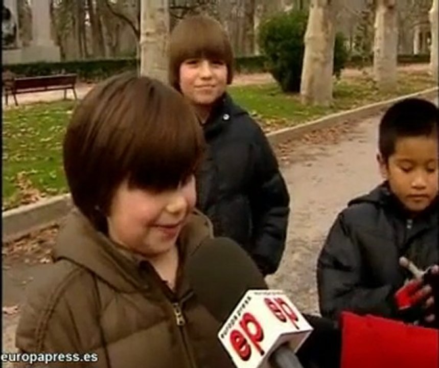 Niños madrileños disfrutan regalos en El Retiro
