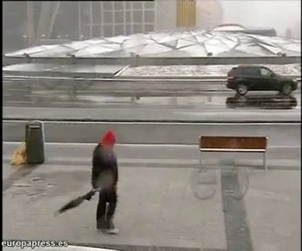 La nieve vuelve a caer sobre Madrid