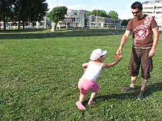 Anna fait la gym au bord du lac