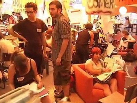 A Madrid, les Indignés votent la poursuite du mouvement...