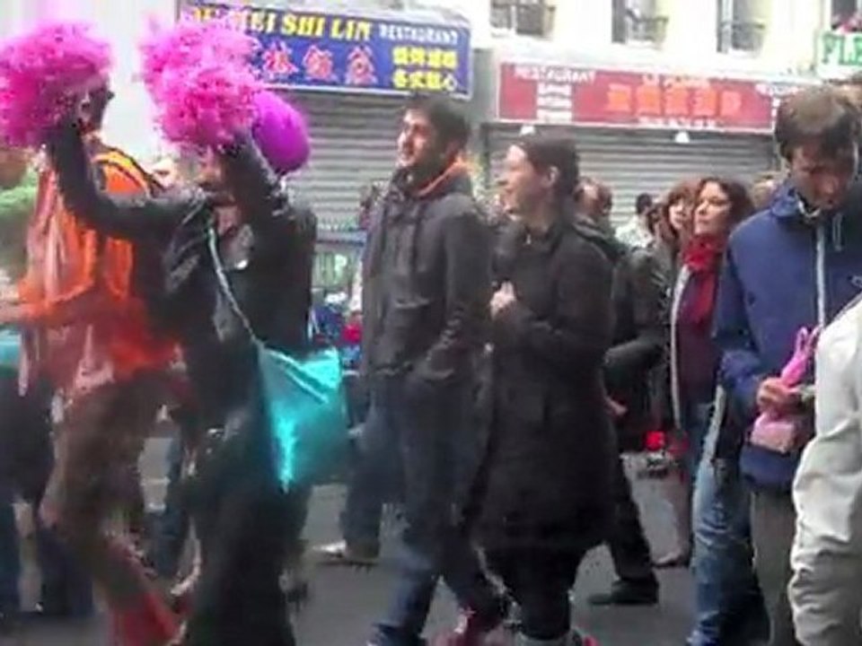 Parade anti-G8 à Belleville (Paris), le 27 mai 2011