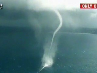 tornade de plusieurs centaines de mètres de hauteur sur l'océan en Australie