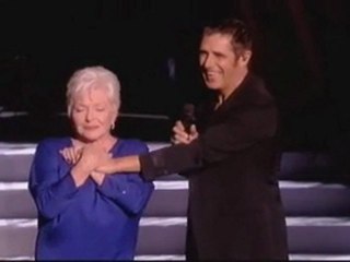 Julien Clerc accompagne Line Renaud (Olympia 2011)