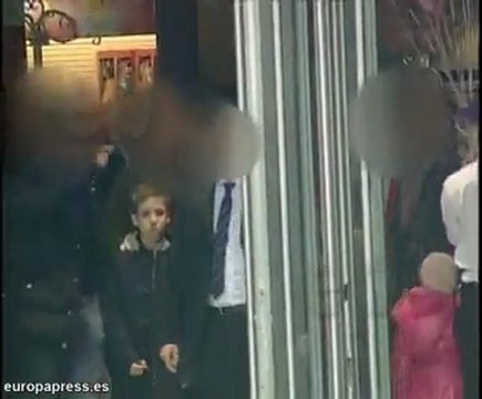 La Reina acompaña a sus nietos a un espectáculo