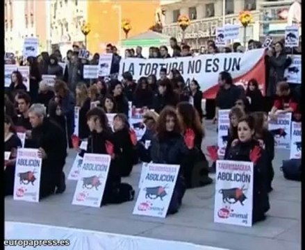 Antitaurinos se desnudan en centro de Madrid