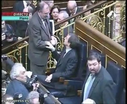 Zapatero pide a Rajoy que acabe la rebelión