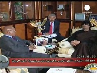 Gadafi reaparece ante los medios para recibir a Jacob Zuma