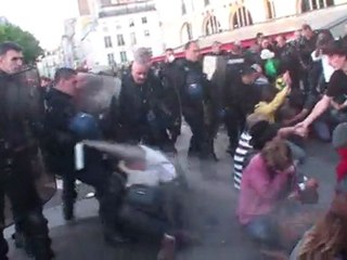 29 mai 2001-Paris Bastille : la police sort les manifestants