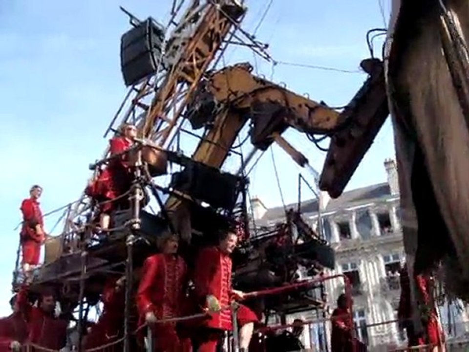 Royal de luxe :le départ de la Cathédrale. mai 2011