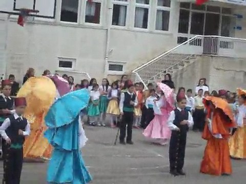 Bereketli YİBO 5-A sınıfı üsküdara giderken gösterisi 23 nisan 2011