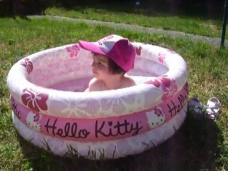 Je m'éclate dans la piscine!