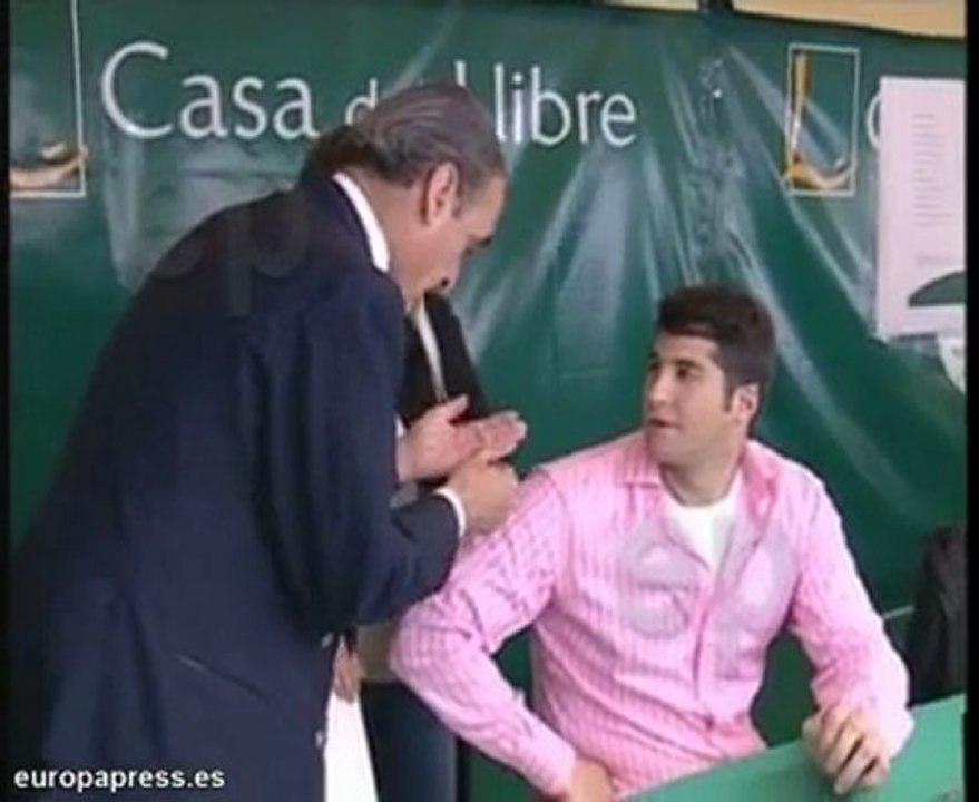 Mario Conde firma ejemplares de su libro