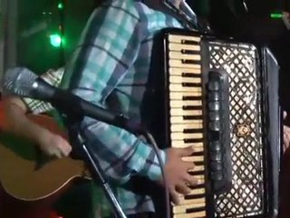 Marcelo Jeneci canta "Pra Sonhar"