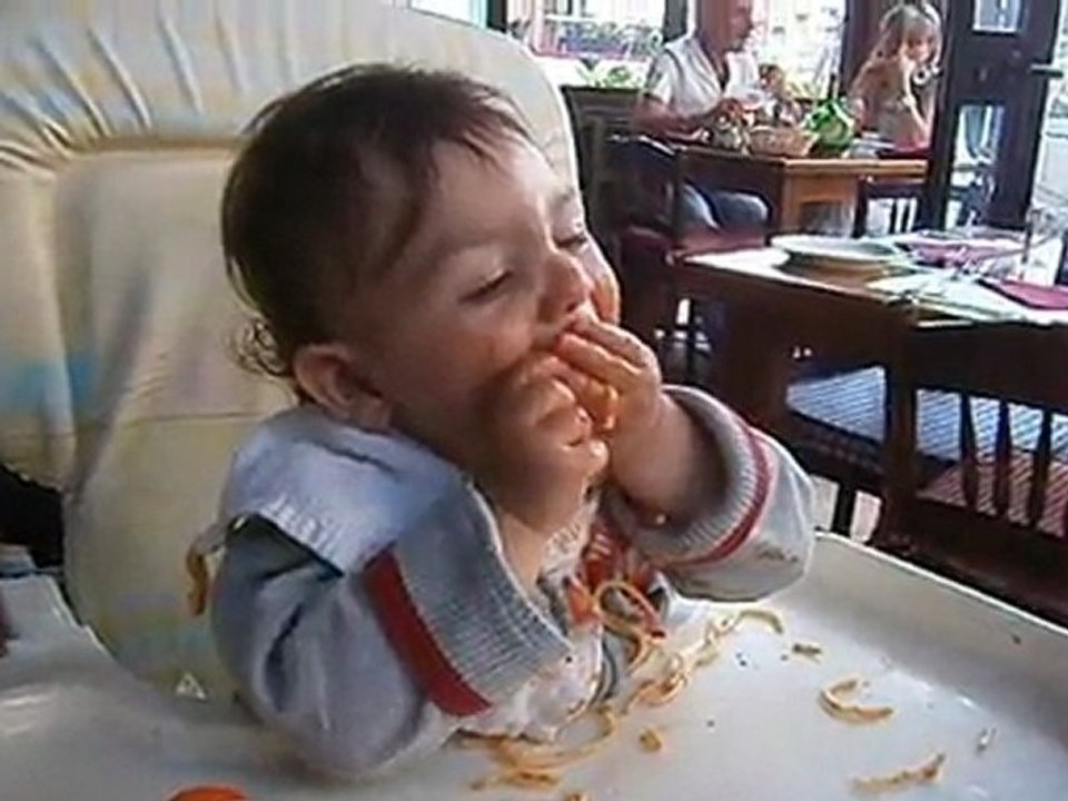 Lucas Gooren dineert in een restaurant in Malta