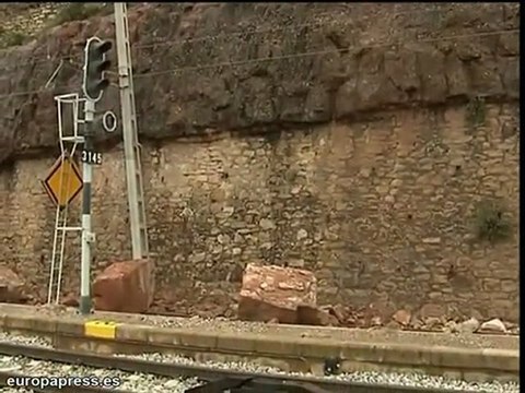 Las rocas cortan las vías del tren