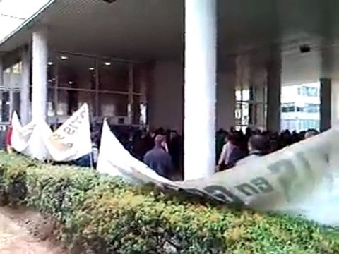 ouvriers otis gazé par les casques bleu en france