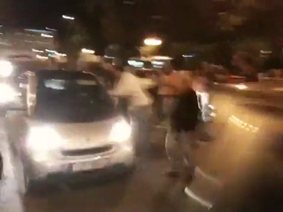 Αγανακτισμένοι πετάνε μπουκάλια σε αυτοκίνητα βουλευτών - Έβδομη Ημέρα Αγανακτισμένων