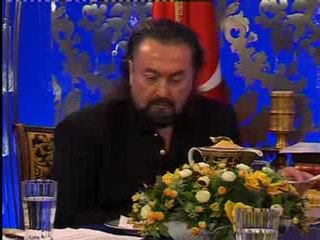 Genel kültür sahibi, şefkatli, makul, kucaklayıcı insan olmak önemli. İnsanları dışlamak çok yanlış.