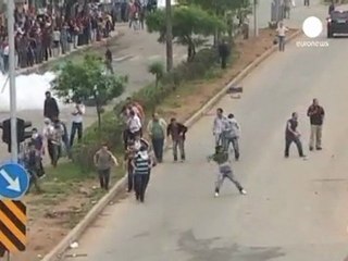 Başbakan'ın konvoyuna taşlı saldırı