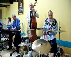 Patoum joue de la batterie