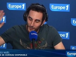 Deux femmes qui se tiennent la main