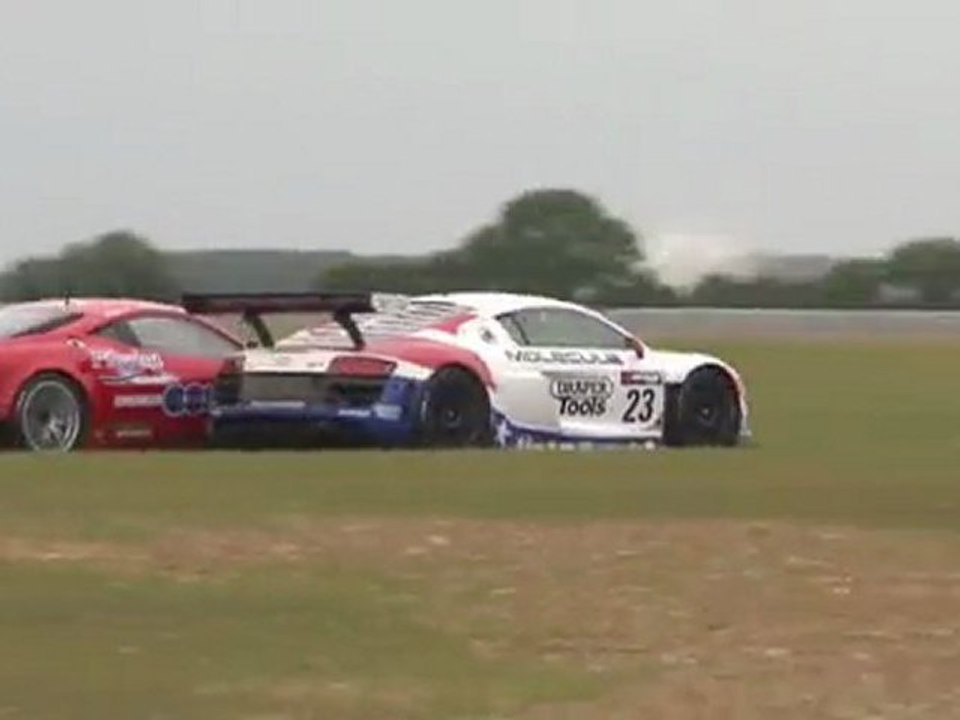 458 italia vs R8 British GT 2011 Round02 Snetterton-