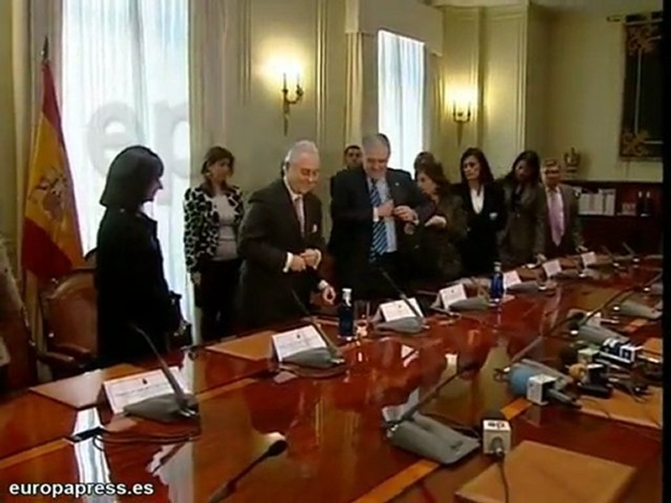 Divar y Conde Pumpido discuten sobre la suspensión cautelar