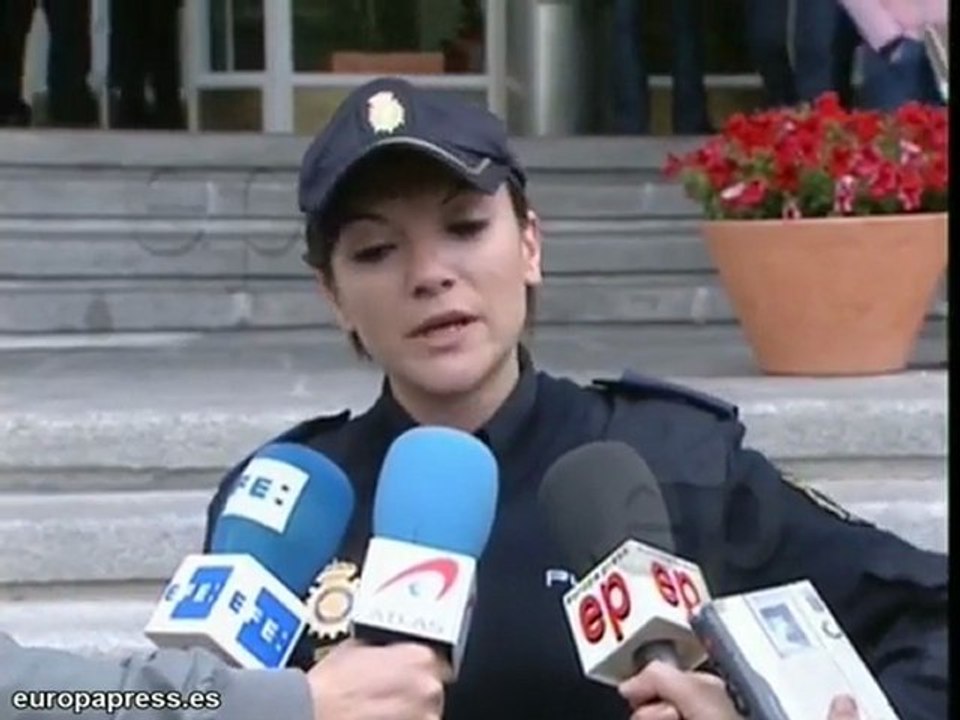 La policía se convierte en matrona