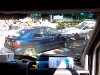 femme qui sort d un parking